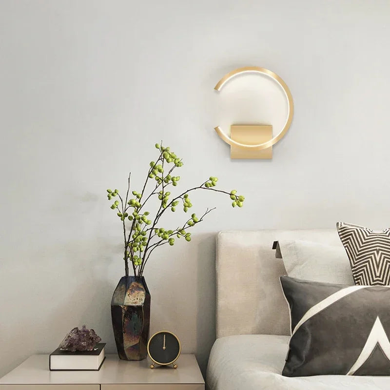 Lumavera Moderne LED Wandleuchte | C-förmiges Design | Minimalistische Innenbeleuchtung für Wohnzimmer, Schlafzimmer & Flur