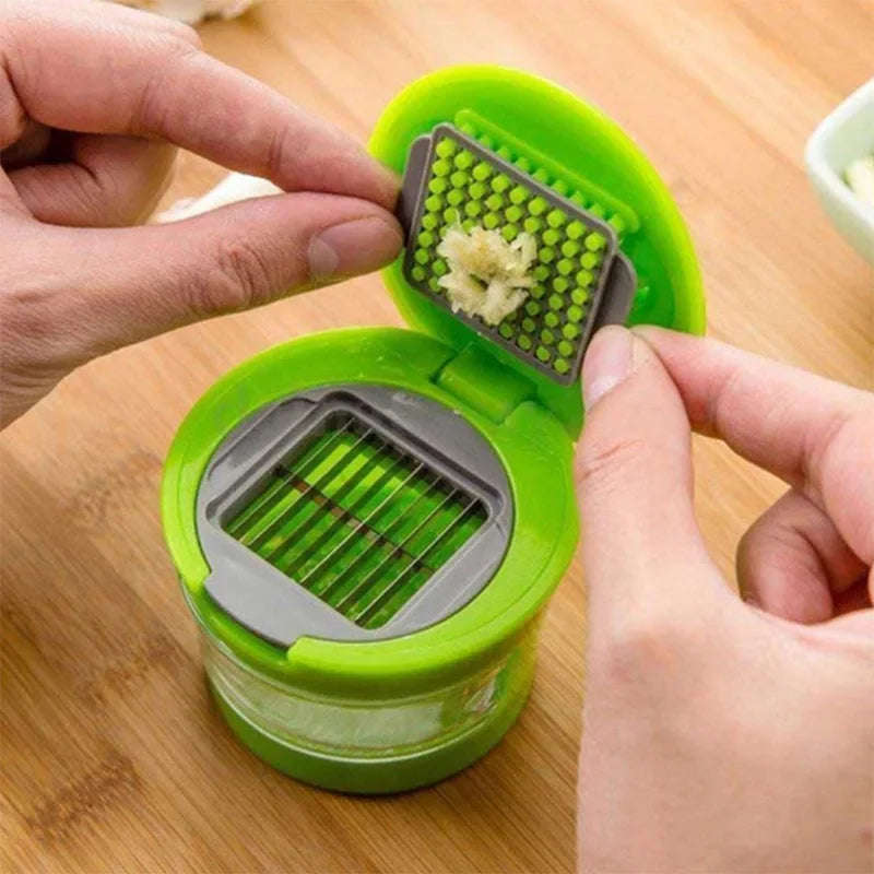 Knoblauchschneider GarliTwist Cube | 3-in-1 Presse, Schneider & Reibe | Mit Auffangbehälter | Edelstahl & Kunststoff