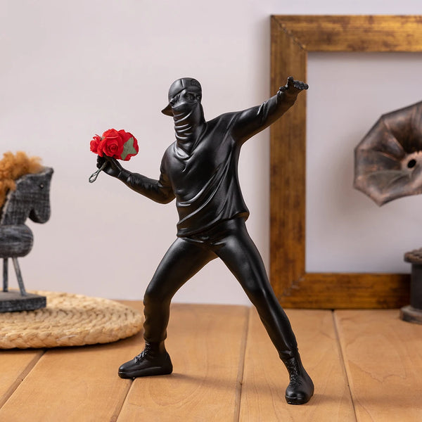 Artivora Flower Rebel | Moderne Skulptur „Flower Thrower“ – Dekorative Figur für Wohnzimmer, Büro & Bücherregal