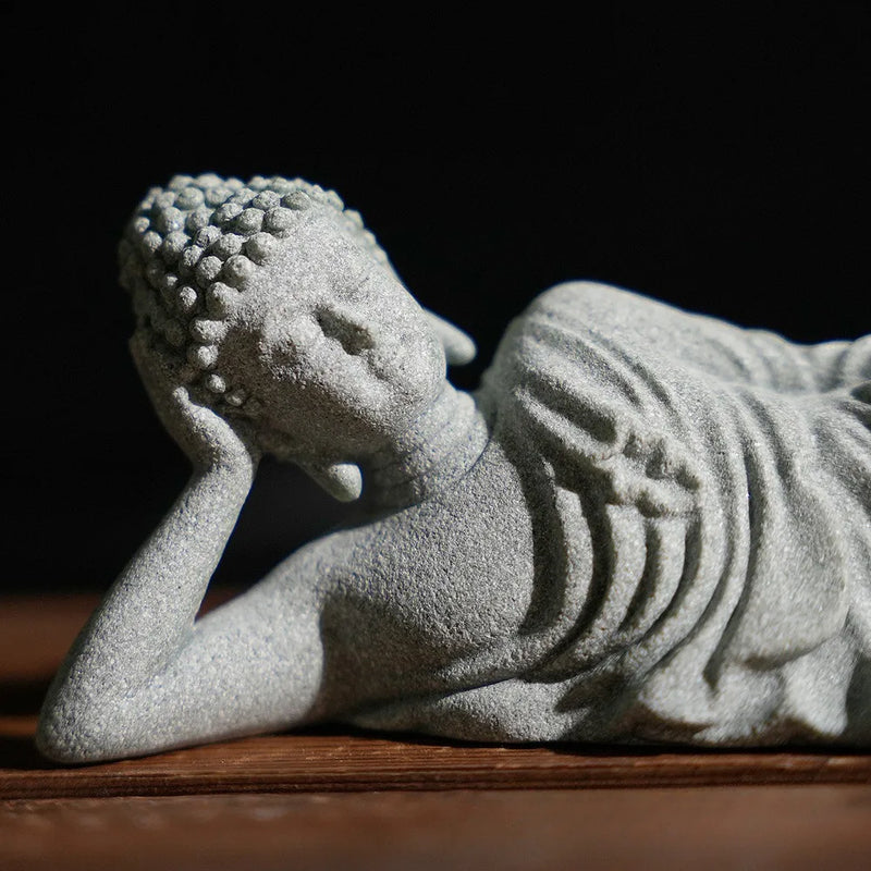 SERENYA Liegender Buddha | Handgefertigte Sandsteinfigur | Feng Shui Symbol für Ruhe & Glück | 9–18 cm