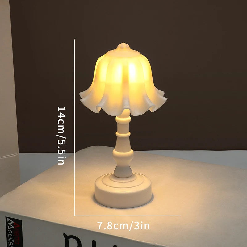 LumiBlom | Mini LED Blumen-Nachtlicht | Warmweiß | Batteriebetrieben | 6,5 × 13,5 cm | Kinderzimmer & Schlafzimmer Deko im nordischen Stil