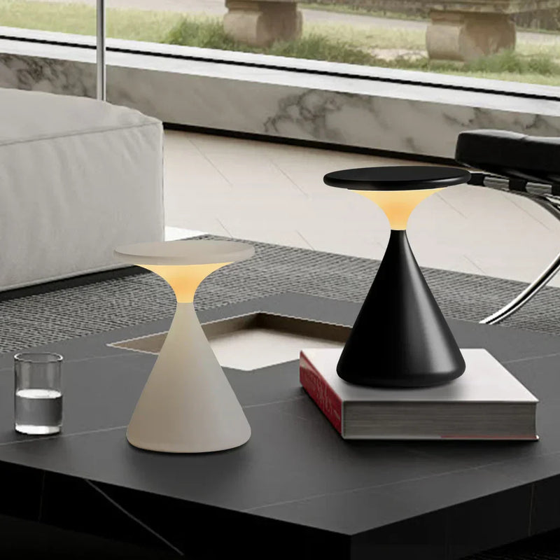 Sandoro LED Tischlampe Zanduhr-Design | Warmweiß 2200K–2700K | Touch-Dimmer | Ø13×18 cm | Kabellos & USB-C