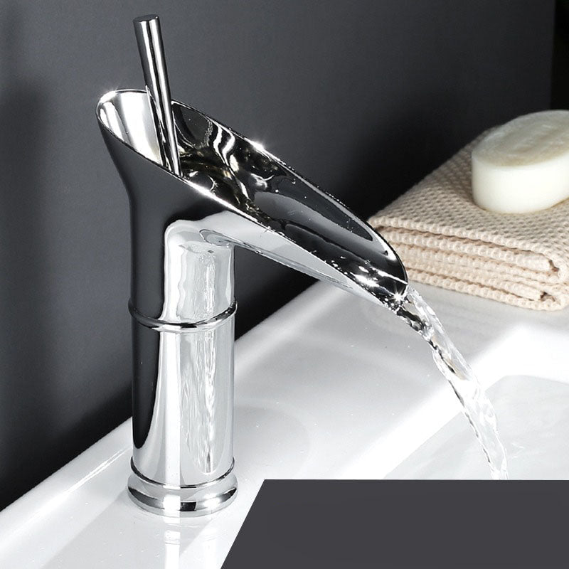 AquaVintura Antiker Wasserfall-Waschtischhahn | Messingarmatur mit Einhandmischer | Warm- & Kaltwasser | Bronzeoptik