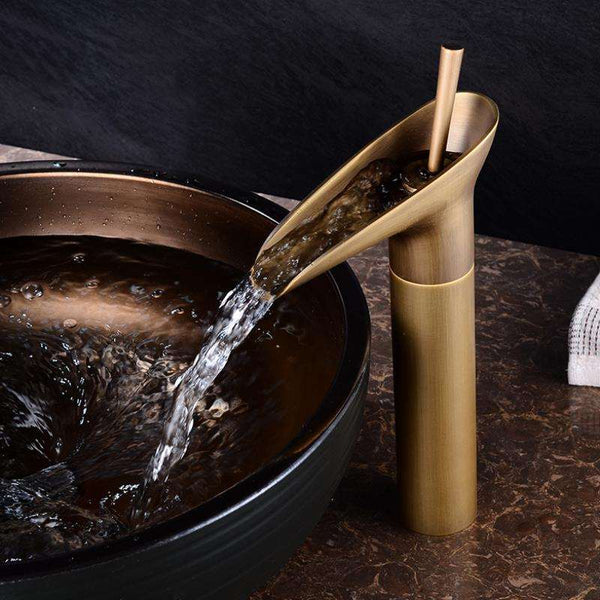AquaVintura Antiker Wasserfall-Waschtischhahn | Messingarmatur mit Einhandmischer | Warm- & Kaltwasser | Bronzeoptik