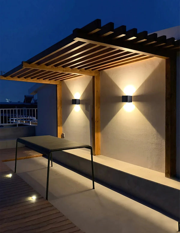 Solavora Solar Wandleuchte Außen | 3 Solarpanels | Warmweißes LED-Licht | IP65 Wetterfest