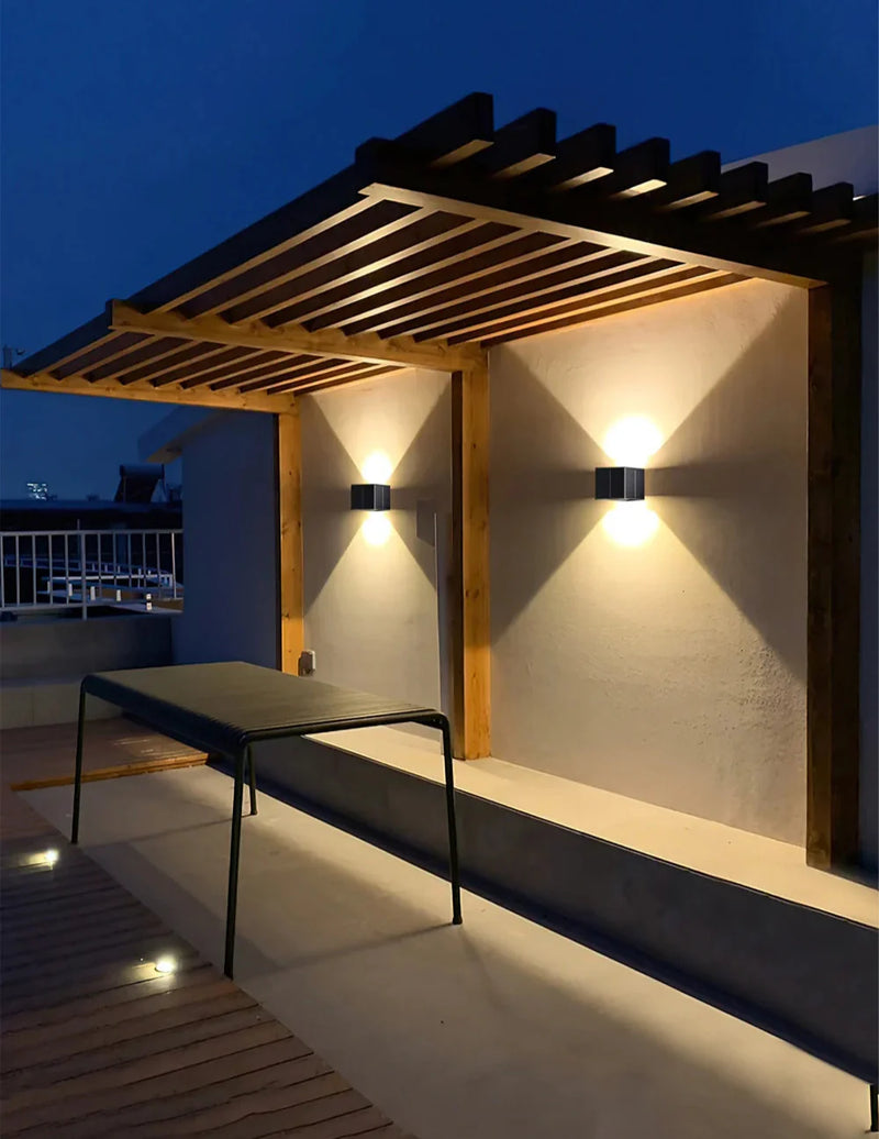 Solavora Solar Wandleuchte Außen | 3 Solarpanels | Warmweißes LED-Licht | IP65 Wetterfest