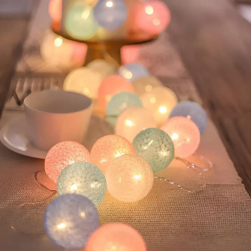 Cottonellea LED Kugellichterkette aus Baumwolle | 6 cm Kugeln | 1,5–3,0 m Länge | USB- & Batteriebetrieb | Warmes Stimmungslicht