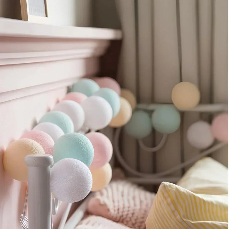 Cottonellea LED Kugellichterkette aus Baumwolle | 6 cm Kugeln | 1,5–3,0 m Länge | USB- & Batteriebetrieb | Warmes Stimmungslicht