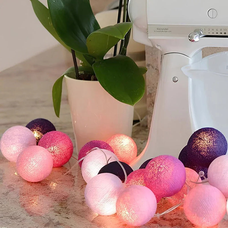 Cottonellea LED Kugellichterkette aus Baumwolle | 6 cm Kugeln | 1,5–3,0 m Länge | USB- & Batteriebetrieb | Warmes Stimmungslicht