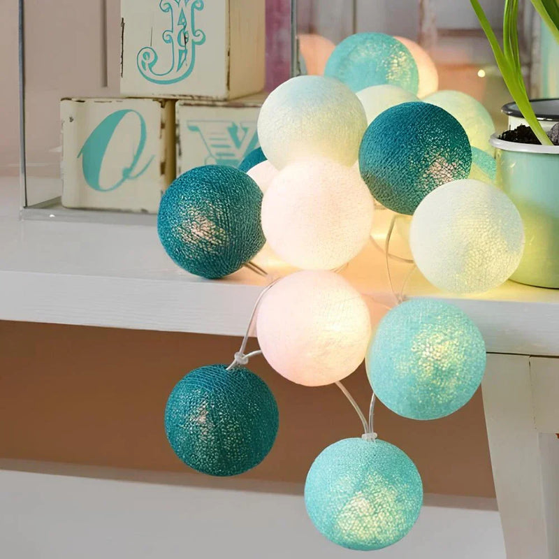 Cottonellea LED Kugellichterkette aus Baumwolle | 6 cm Kugeln | 1,5–3,0 m Länge | USB- & Batteriebetrieb | Warmes Stimmungslicht