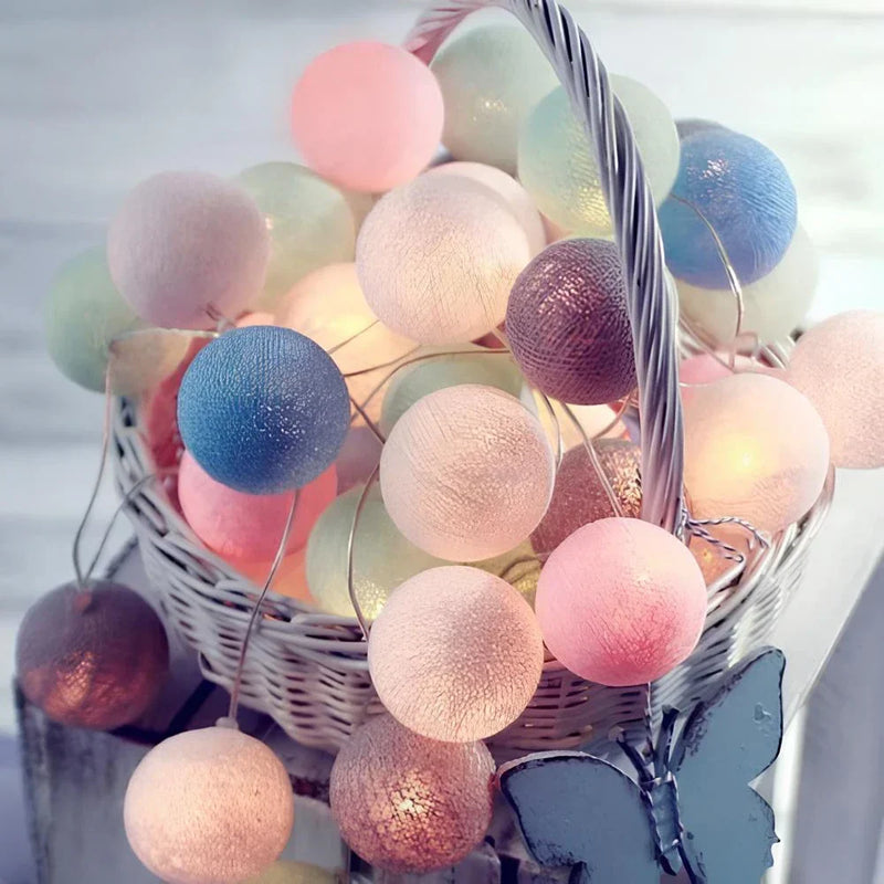 Cottonellea LED Kugellichterkette aus Baumwolle | 6 cm Kugeln | 1,5–3,0 m Länge | USB- & Batteriebetrieb | Warmes Stimmungslicht
