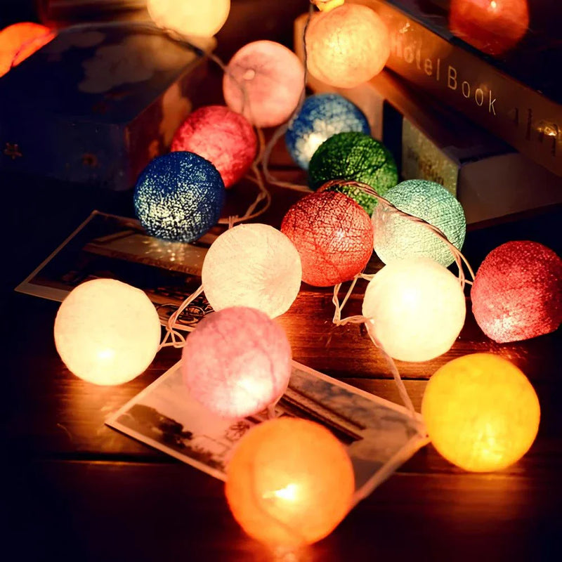 Cottonellea LED Kugellichterkette aus Baumwolle | 6 cm Kugeln | 1,5–3,0 m Länge | USB- & Batteriebetrieb | Warmes Stimmungslicht