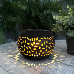 Solar Gartenleuchte SolAura DekoGlow | Gepunktetes Schattenspiel | Metall & Solarbetrieben | Automatisch Ein/Aus