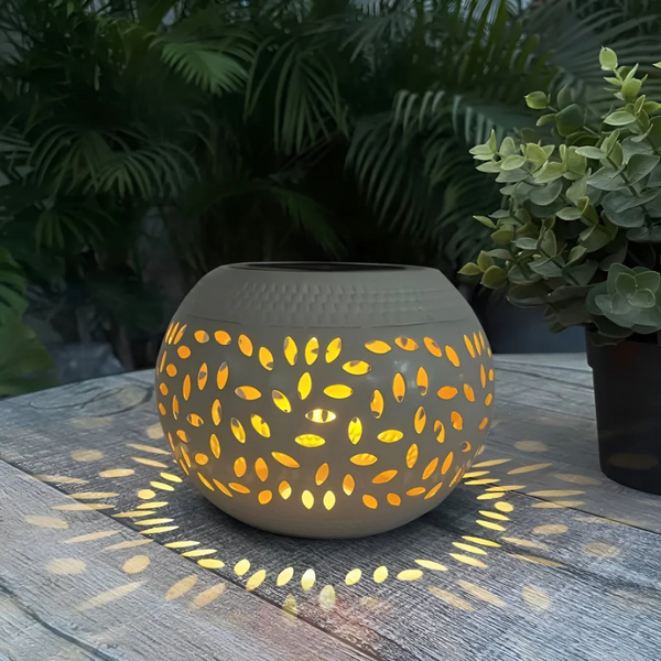 Solar Gartenleuchte SolAura DekoGlow | Gepunktetes Schattenspiel | Metall & Solarbetrieben | Automatisch Ein/Aus