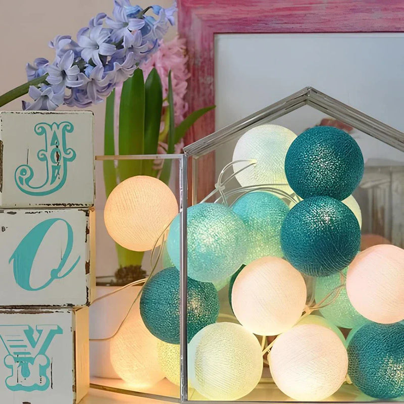 Cottonellea LED Kugellichterkette aus Baumwolle | 6 cm Kugeln | 1,5–3,0 m Länge | USB- & Batteriebetrieb | Warmes Stimmungslicht