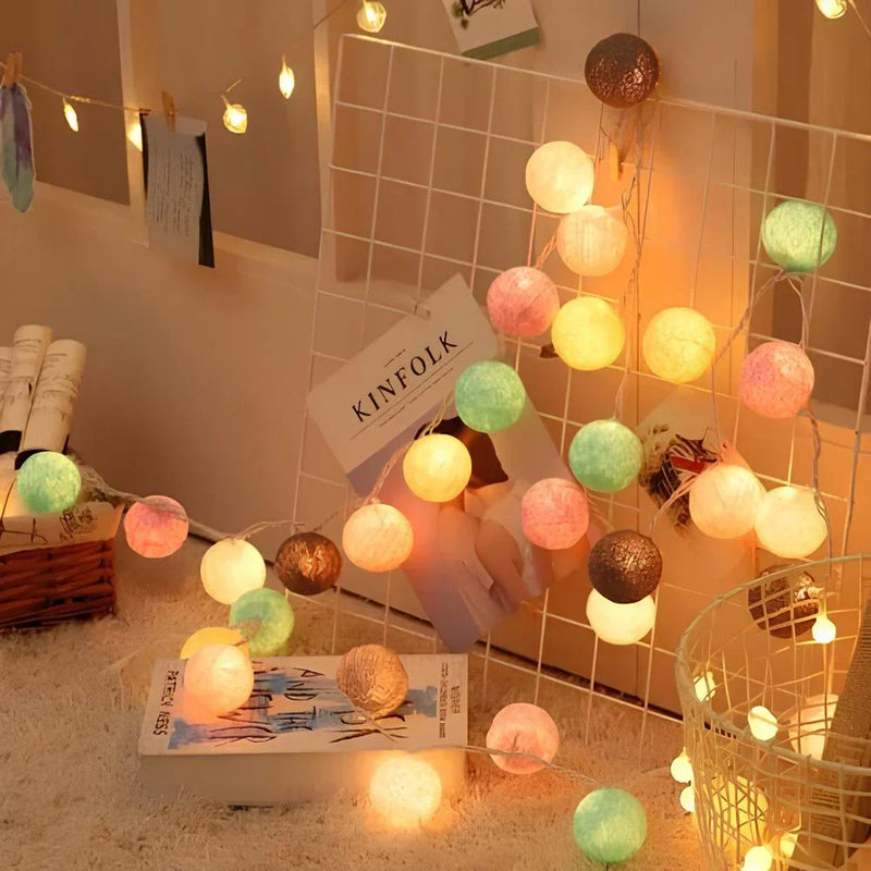Cottonellea LED Kugellichterkette aus Baumwolle | 6 cm Kugeln | 1,5–3,0 m Länge | USB- & Batteriebetrieb | Warmes Stimmungslicht