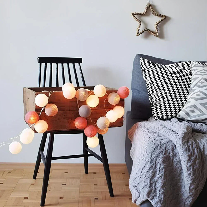 Cottonellea LED Kugellichterkette aus Baumwolle | 6 cm Kugeln | 1,5–3,0 m Länge | USB- & Batteriebetrieb | Warmes Stimmungslicht
