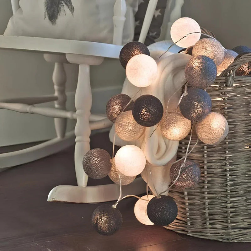 Cottonellea LED Kugellichterkette aus Baumwolle | 6 cm Kugeln | 1,5–3,0 m Länge | USB- & Batteriebetrieb | Warmes Stimmungslicht