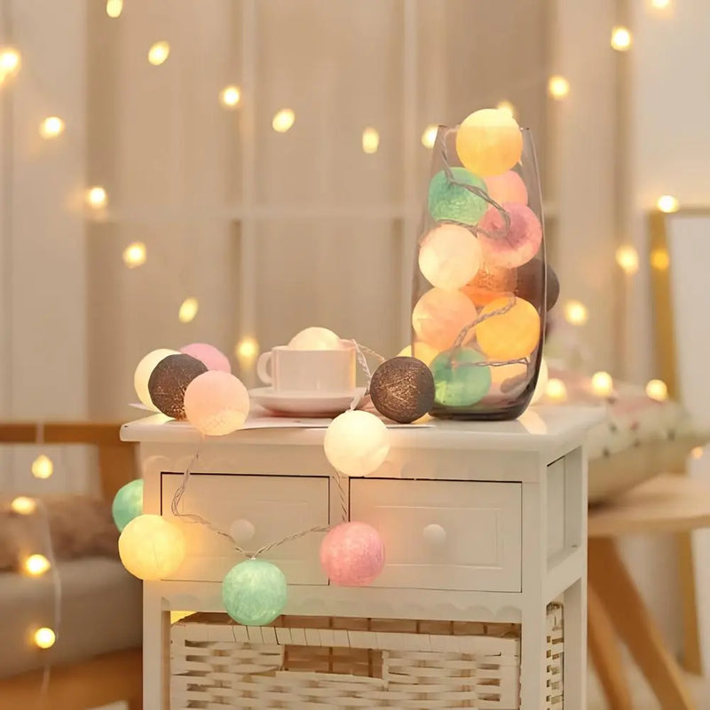 Cottonellea LED Kugellichterkette aus Baumwolle | 6 cm Kugeln | 1,5–3,0 m Länge | USB- & Batteriebetrieb | Warmes Stimmungslicht