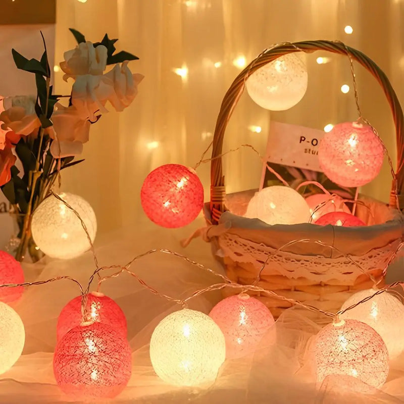Cottonellea LED Kugellichterkette aus Baumwolle | 6 cm Kugeln | 1,5–3,0 m Länge | USB- & Batteriebetrieb | Warmes Stimmungslicht
