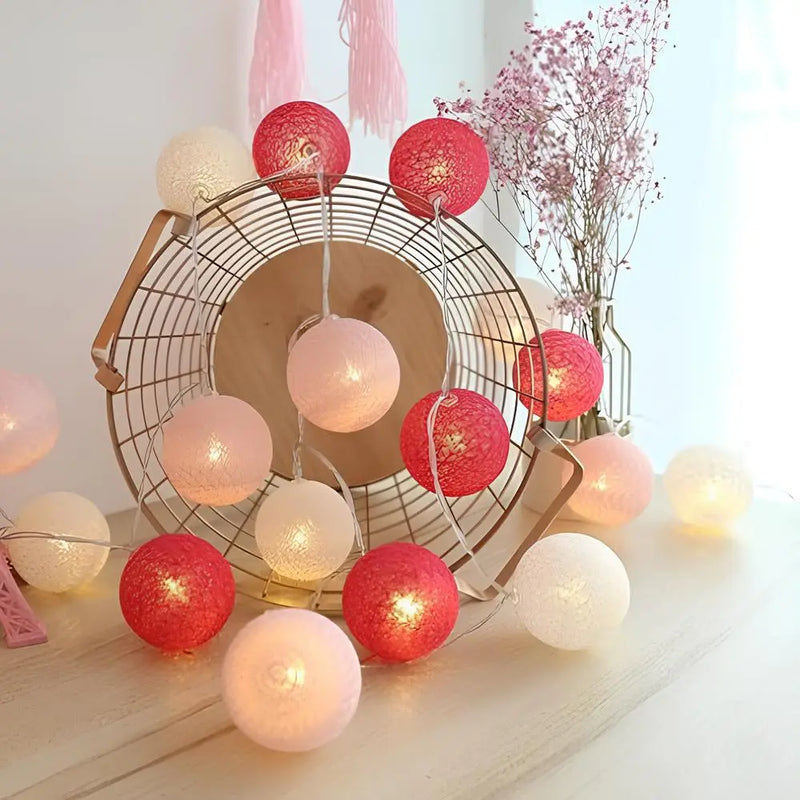 Cottonellea LED Kugellichterkette aus Baumwolle | 6 cm Kugeln | 1,5–3,0 m Länge | USB- & Batteriebetrieb | Warmes Stimmungslicht