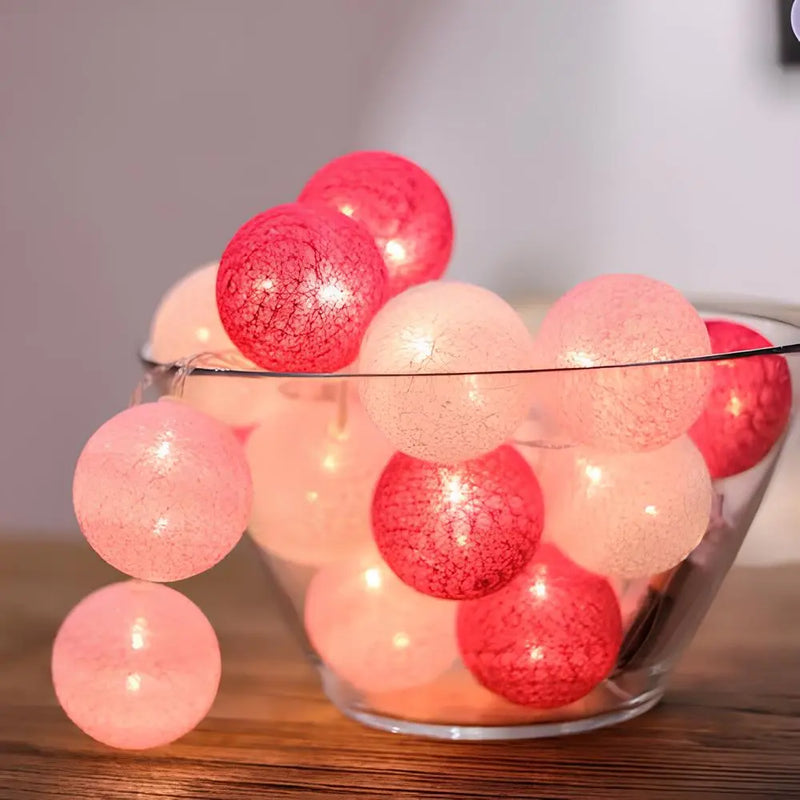 Cottonellea LED Kugellichterkette aus Baumwolle | 6 cm Kugeln | 1,5–3,0 m Länge | USB- & Batteriebetrieb | Warmes Stimmungslicht