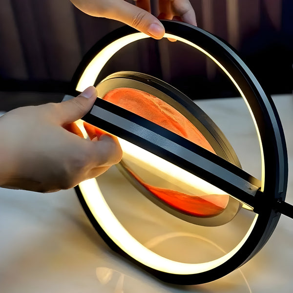 Calmindra Sandkunst Tischlampe mit 360° Drehung | LED-Beleuchtung & USB | Beruhigende Bewegung | 19×16×9,5 cm | Handgefertigt