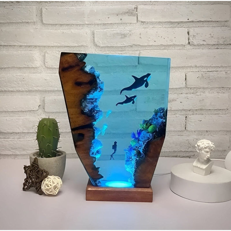 Marilume LED Tischlampe Unterwasserwelt | Harzdesign mit Taucherhöhle | USB-Aufladung | Blau & Himmelblau | Epoxidharz