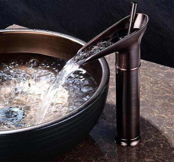 AquaVintura Antiker Wasserfall-Waschtischhahn | Messingarmatur mit Einhandmischer | Warm- & Kaltwasser | Bronzeoptik